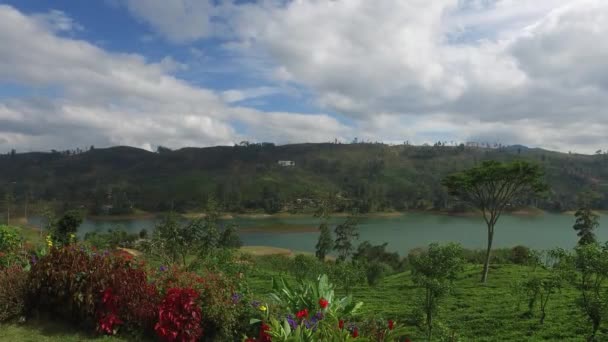 Vista para o lago ou rio a partir de colinas — Vídeo de Stock