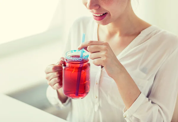 Vrouw sap drinken uit glazen mok met stro — Stockfoto