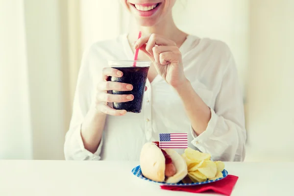 Close up of happy woman drinking cola — Stock Photo, Image