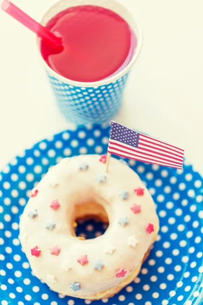 Donut com suco e decoração bandeira americana — Fotografia de Stock