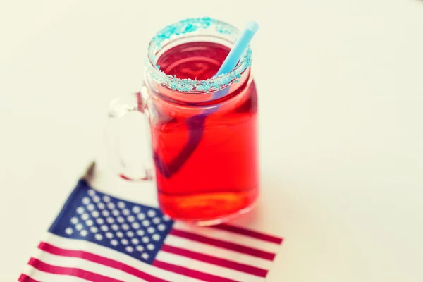 Verre de jus et drapeau américain le jour de l'indépendance — Photo