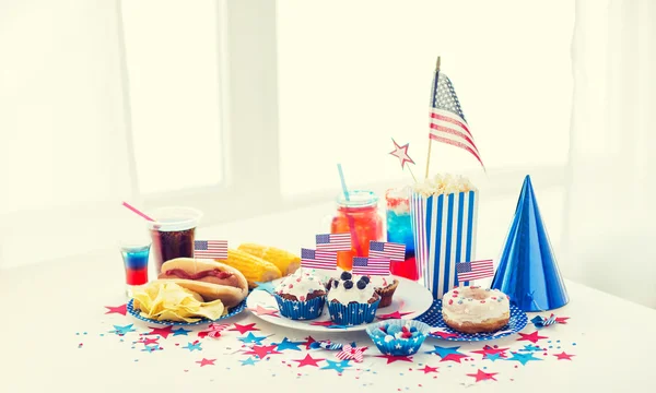 Food and drinks on american independence day party — Stock Photo, Image