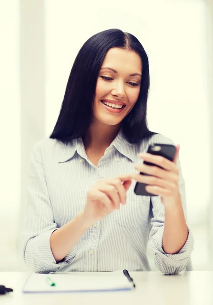 Glimlachende zakenvrouw of student met smartphone — Stockfoto