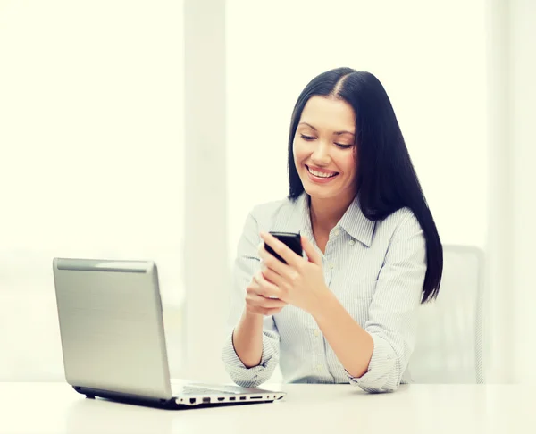 Empresária sorridente ou estudante com laptop — Fotografia de Stock