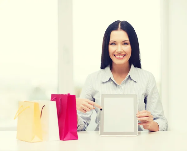 Mujer sonriente con pantalla en blanco tableta pc —  Fotos de Stock