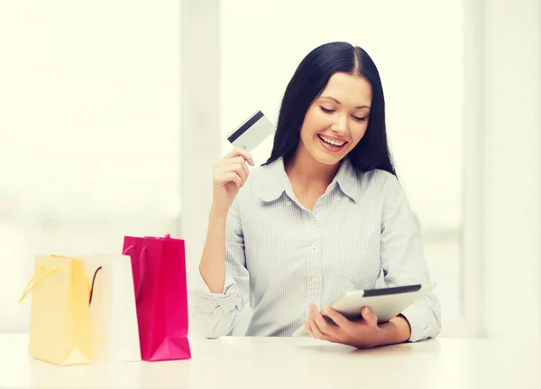 Smiling woman with blank screen tablet pc — Stock Photo, Image