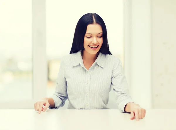 Lachende vrouw wijzend naar iets imaginaire — Stockfoto