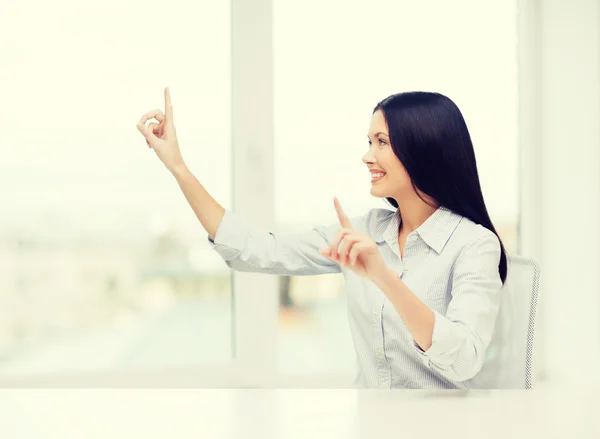 Smiling woman pointing to something imaginary — Stock Photo, Image
