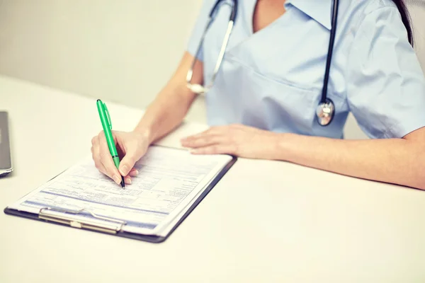 Close-up de prescrição médica feminina — Fotografia de Stock