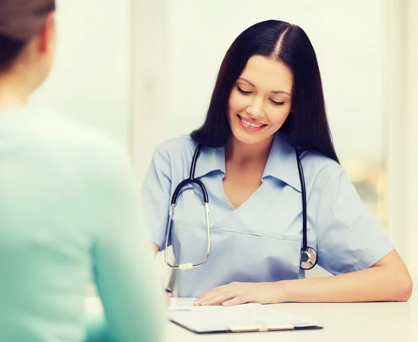 Lächelnder Arzt oder Krankenschwester mit Patient — Stockfoto