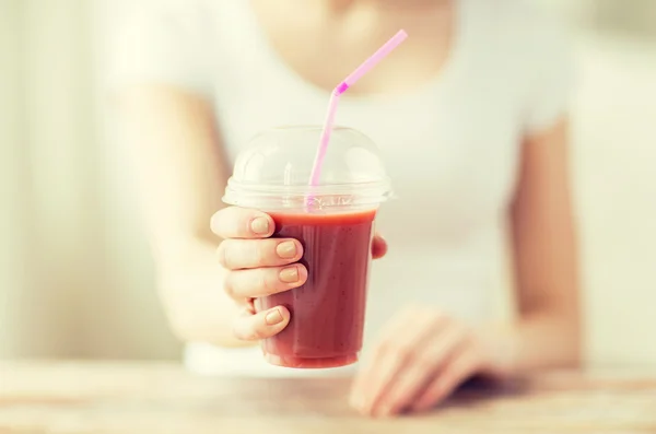 Close up de mulher segurando copo com smoothie — Fotografia de Stock