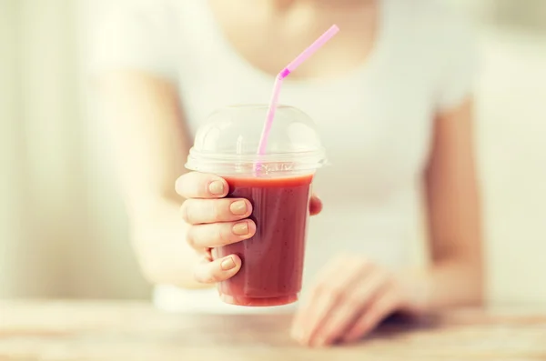 Primer plano de la mujer sosteniendo la taza con batido — Foto de Stock