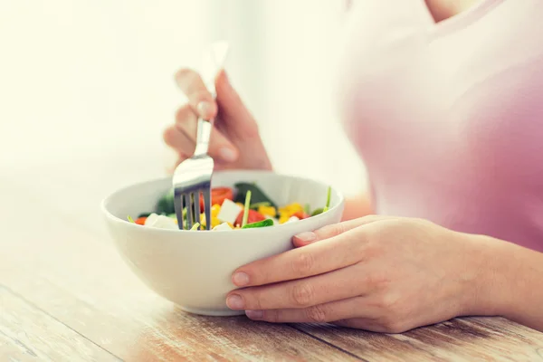 Close up de jovem mulher comendo salada em casa — Fotografia de Stock