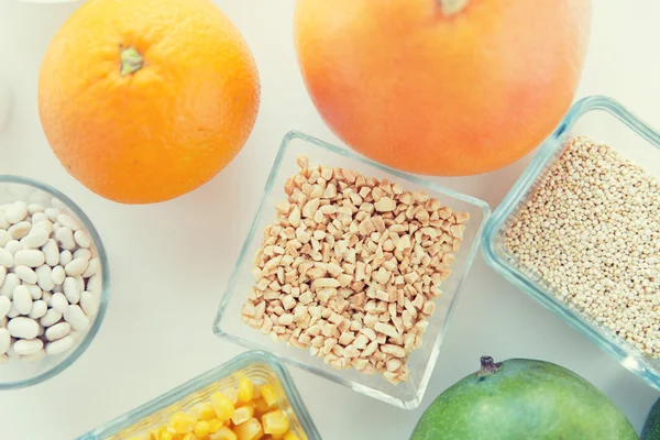 Close-up de ingredientes alimentares na mesa — Fotografia de Stock