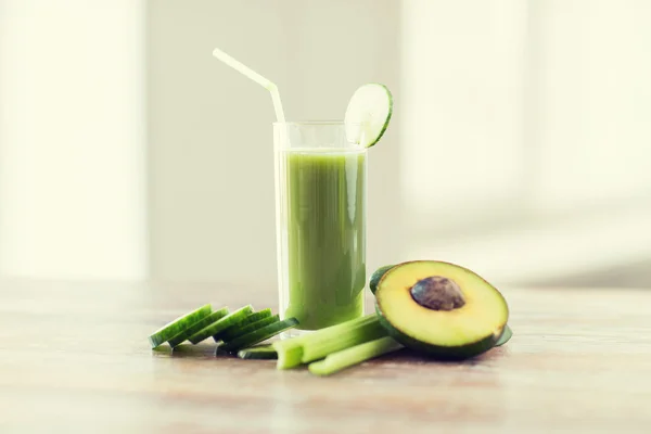 新鲜的绿色果汁玻璃和蔬菜的特写 — 图库照片