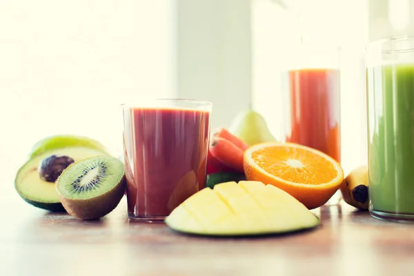 Close up van vers sap glas en vruchten op tafel — Stockfoto