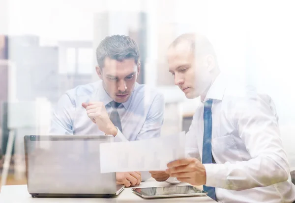 Dos hombres de negocios discutiendo en el cargo — Foto de Stock