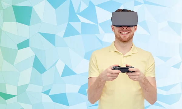 Hombre feliz en auriculares de realidad virtual con mando — Foto de Stock