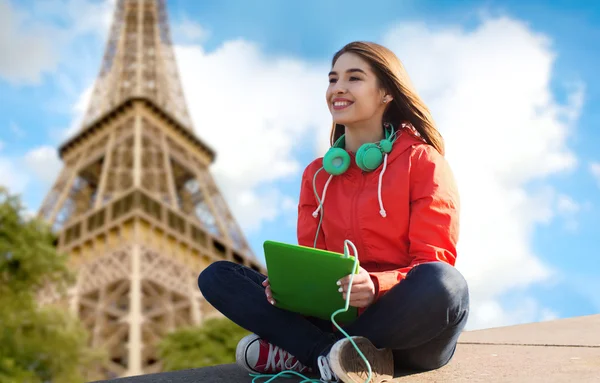 タブレット pc とヘッドフォンと幸せな若い女 — ストック写真