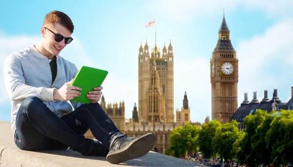 Glücklicher junger Mann mit Tablet-PC über London City — Stockfoto