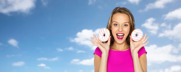 Mujer feliz o chica adolescente con donuts — Foto de Stock