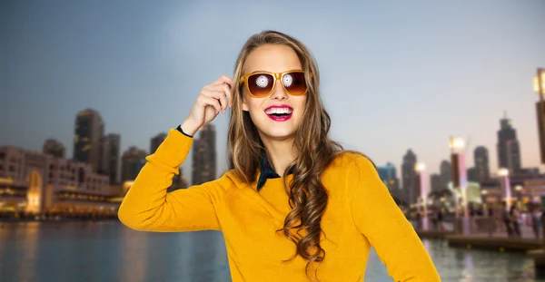 Gelukkig jonge vrouw of tiener meisje in casual kleding — Stockfoto