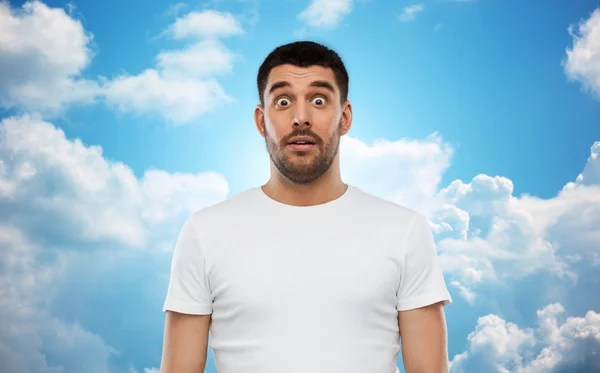 Bang man in wit t-shirt over Sky achtergrond — Stockfoto