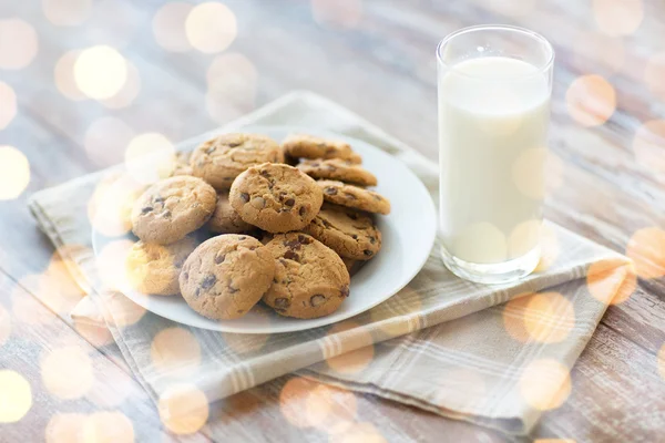 Zblízka čokoládové ovesné vločky cookies a mléko — Stock fotografie