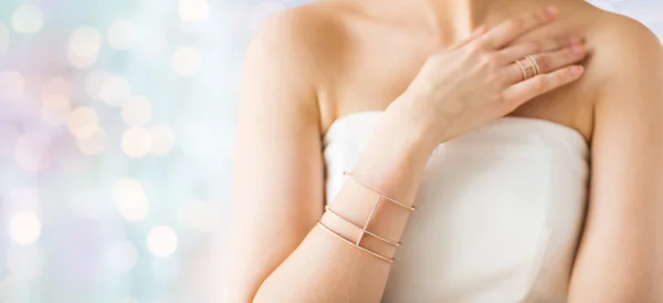 Primer plano de la hermosa mujer con anillo y pulsera — Foto de Stock