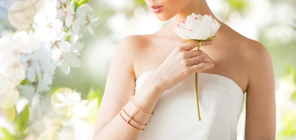 Close up de mulher bonita com anel e pulseira — Fotografia de Stock