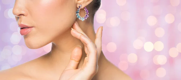 Primo piano di bella donna faccia con orecchino — Foto Stock