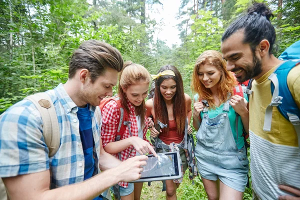 Happy friends with backpacks and tablet pc hiking — Stock Photo, Image