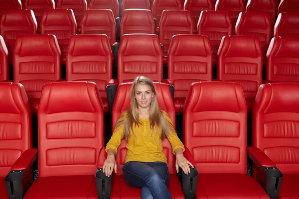 Joven mujer viendo película en el teatro — Foto de Stock