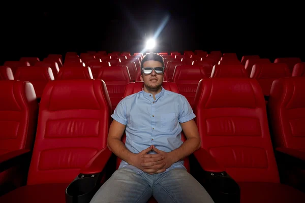 Joven hombre viendo película en 3d teatro —  Fotos de Stock