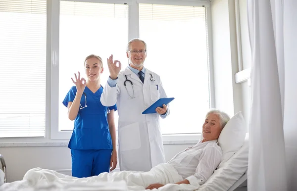 Medico e infermiere in visita donna anziana in ospedale — Foto Stock