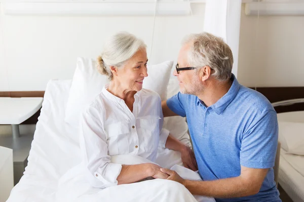 Senior couple meeting at hospital ward — Stock Photo, Image