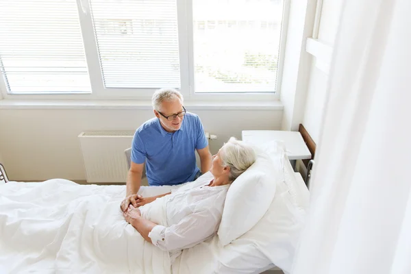 Réunion de couple senior à l'hôpital — Photo