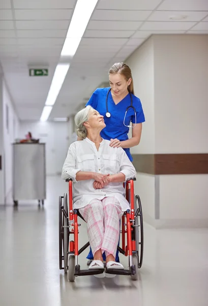 Infirmière avec une femme âgée en fauteuil roulant à l'hôpital — Photo