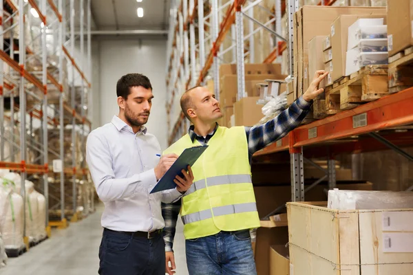 Worker and businessmen with clipboard at warehouse — Stock Photo, Image