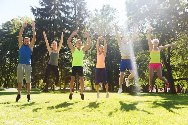 Grupo de amigos felices saltando alto al aire libre — Foto de Stock