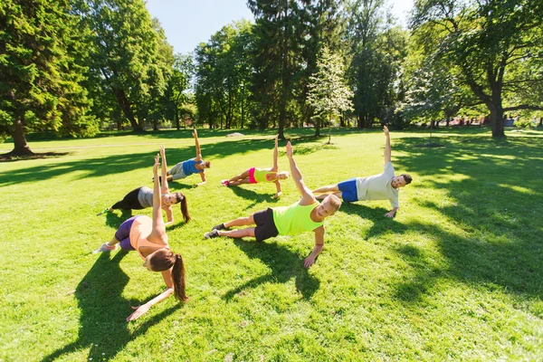 Grupa przyjaciół szczęśliwy ćwiczenia na zewnątrz — Zdjęcie stockowe
