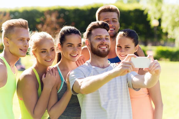 Amigos felices tomando selfie con smartphone — Foto de Stock