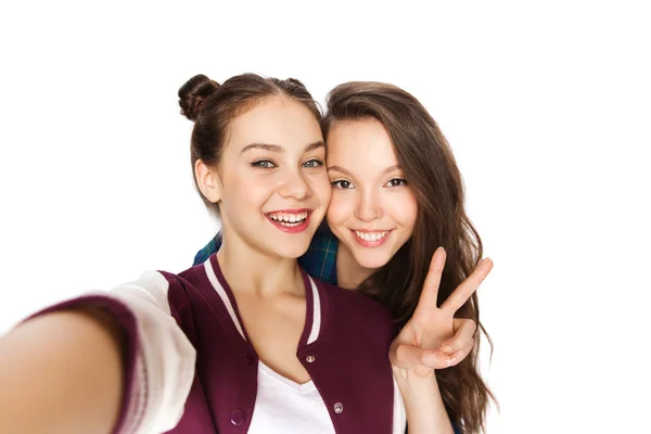 Glada vänner med selfie och visar fred — Stockfoto
