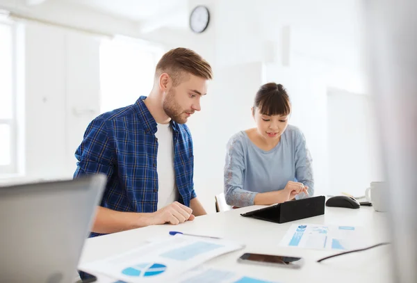 Kreativ-Team mit Tablet-PC und Papieren im Büro — Stockfoto