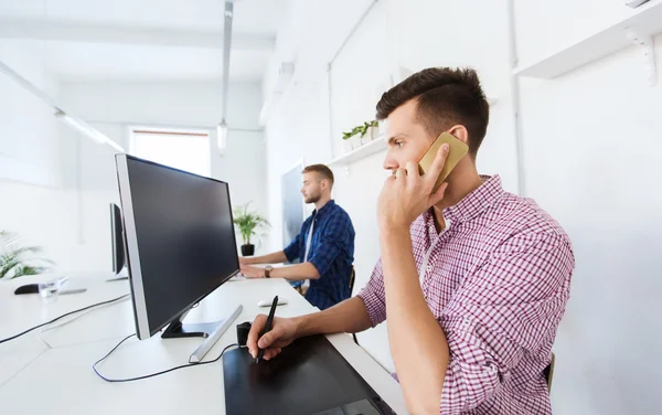 Man met computer en tablet praten op smartphone — Stockfoto