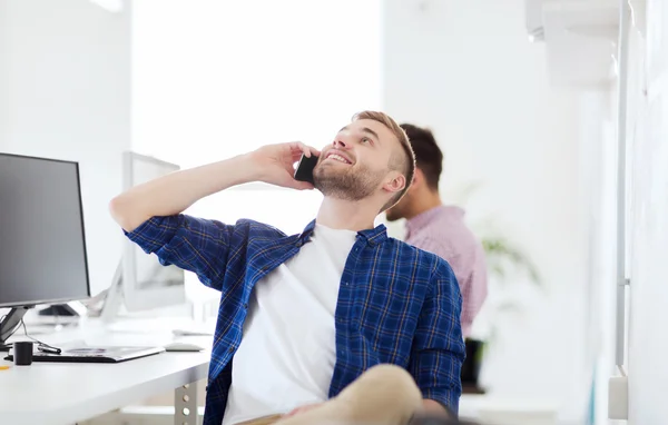 Hombre creativo feliz llamando en el teléfono celular en la oficina — Foto de Stock