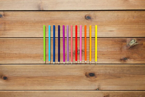 Primer plano de crayones o lápices de color sobre madera — Foto de Stock