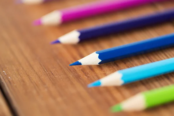 Primer plano de crayones o lápices de color sobre madera —  Fotos de Stock