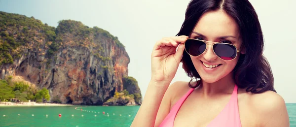 Щаслива жінка в сонцезахисних окулярах і купальнику — стокове фото