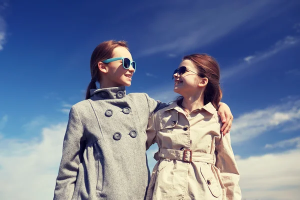 Niñas pequeñas y felices abrazándose y hablando al aire libre — Foto de Stock